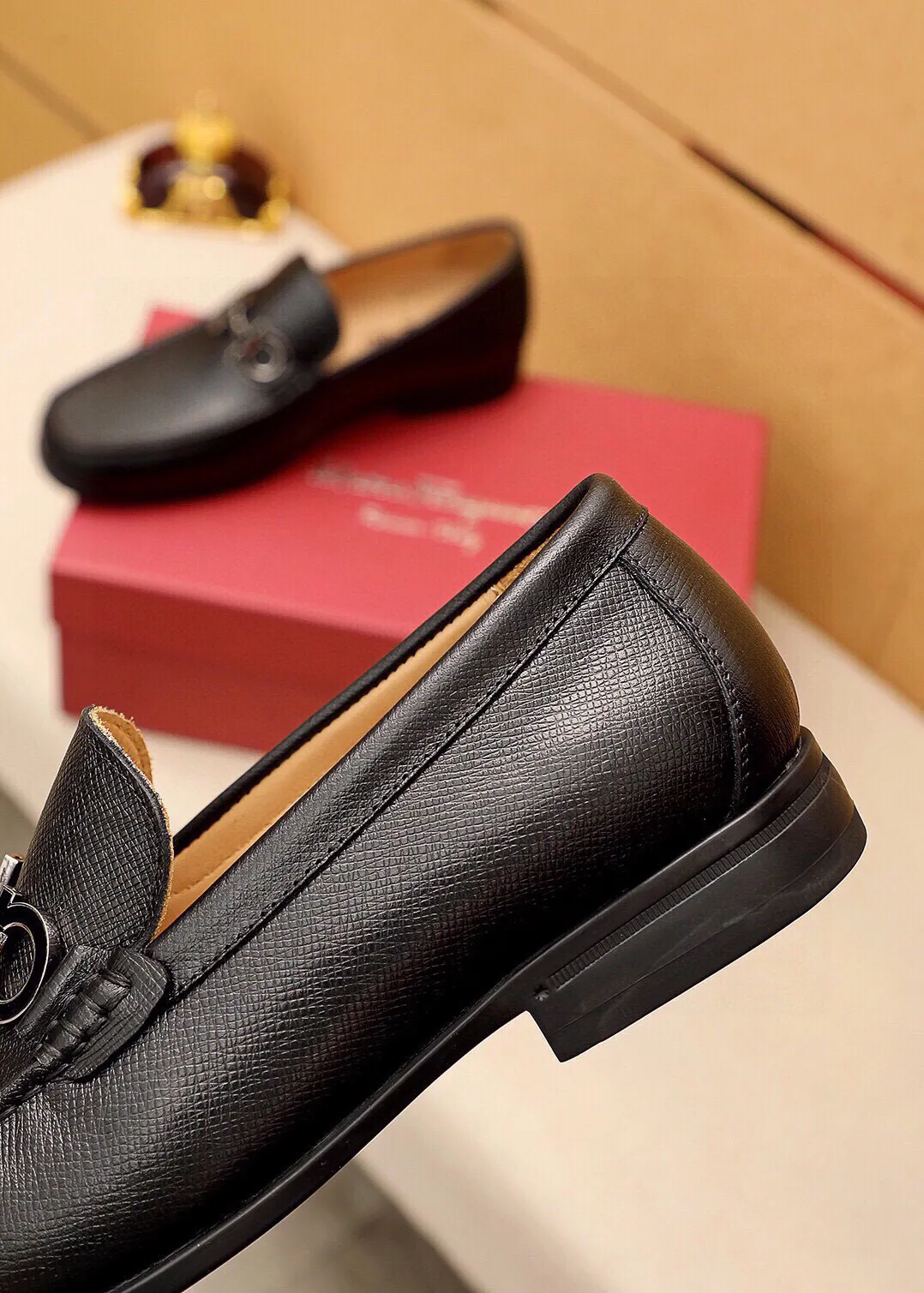 Men's shoes 💰480 💐 Product trademark: Ferragamo "Ferragamo" casual leather shoes Regular size: 38-44 (45🉑️customized) Product materials: Selected imported first-layer pebbled cowhide leather upper + luxury hardware buckle, imported water-dyed cowhide leather lining. Strong three-dimensional visual effect, original outsole color: 4⃣️seed leather materials available